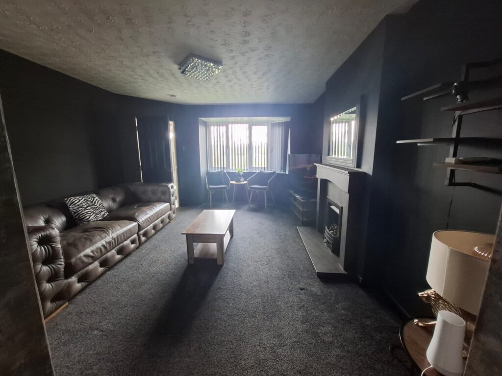 Foxley: Contractor 4 bed with parking & WIFI by Hosterooo