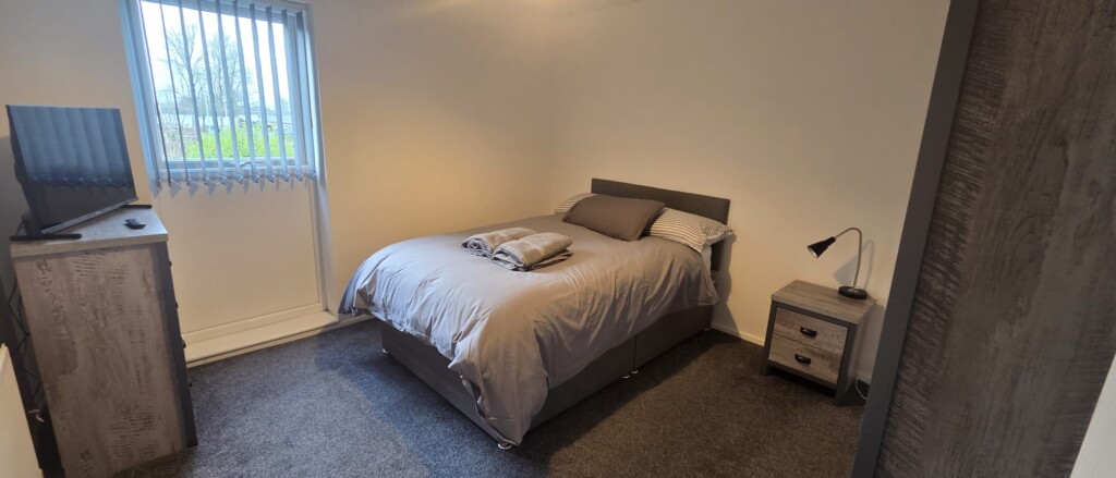 The Calvers: Contractor ready 4 bed house – parking, fast WiFi & smart TVs by Hosterooo
