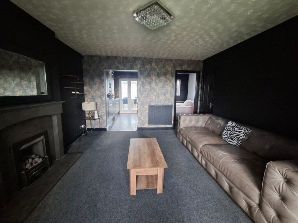 Foxley: Contractor 4 bed with parking & WIFI by Hosterooo