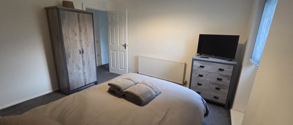 The Calvers: Contractor ready 4 bed house – parking, fast WiFi & smart TVs by Hosterooo