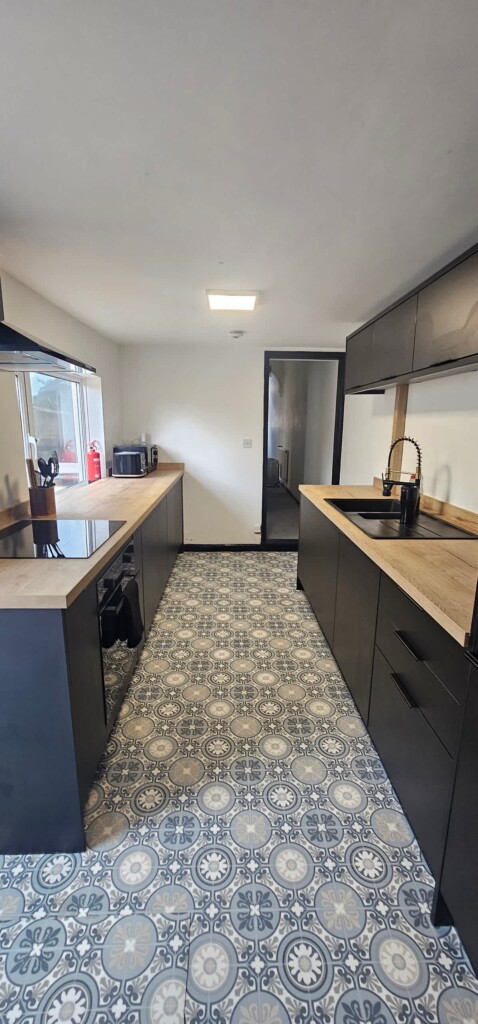Refurbished 4 Bed Home Near Hospital & Station