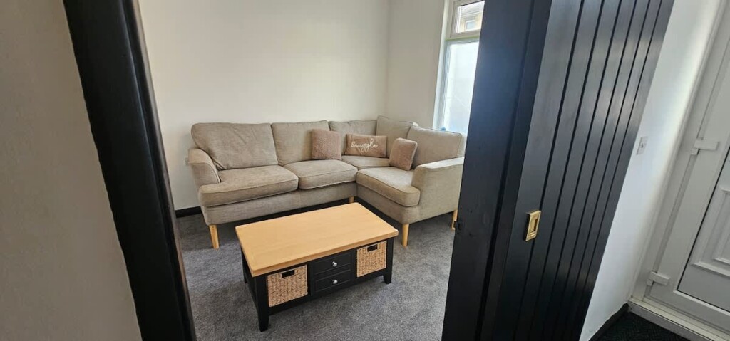 Refurbished 4 Bed Home Near Hospital & Station