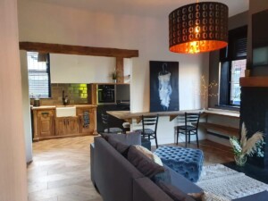 Stylish 2BR | Wi Fi & Parking by Hosterooo