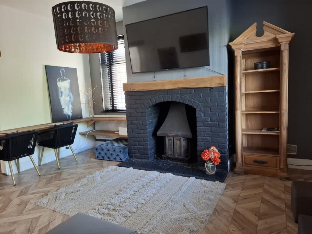 Stylish 2BR | Wi Fi & Parking by Hosterooo