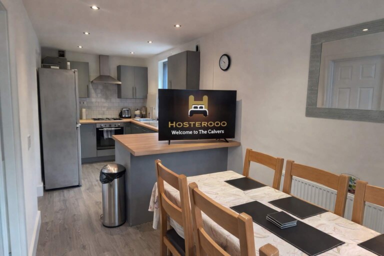 The Calvers: Contractor ready 4 bed house – parking, fast WiFi & smart TVs by Hosterooo