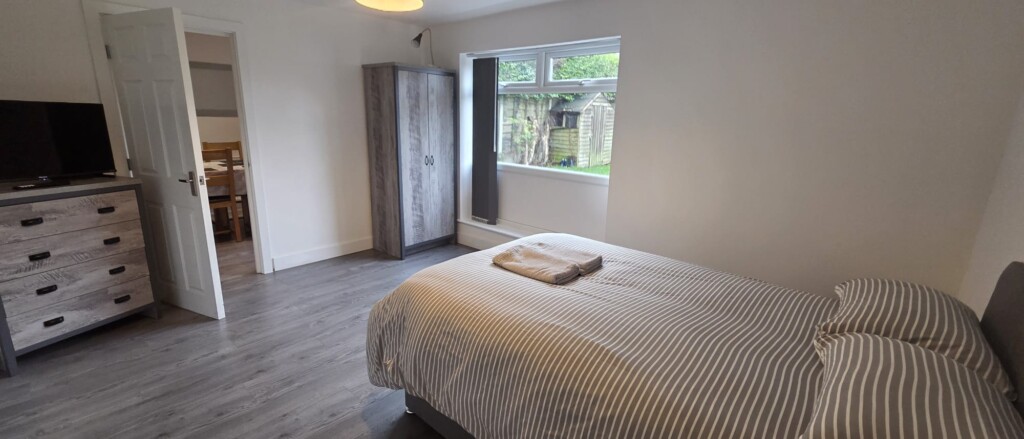 The Calvers: Contractor ready 4 bed house – parking, fast WiFi & smart TVs by Hosterooo