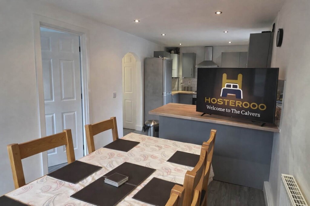The Calvers: Contractor ready 4 bed house – parking, fast WiFi & smart TVs by Hosterooo