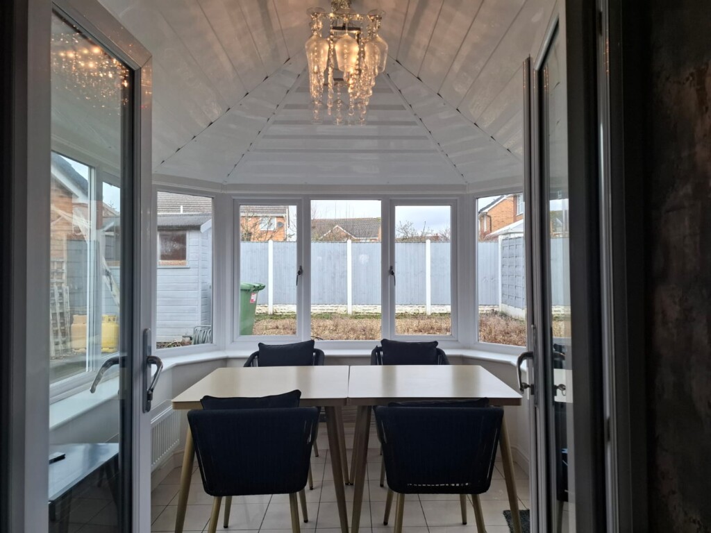 Foxley: Contractor 4 bed with parking & WIFI by Hosterooo
